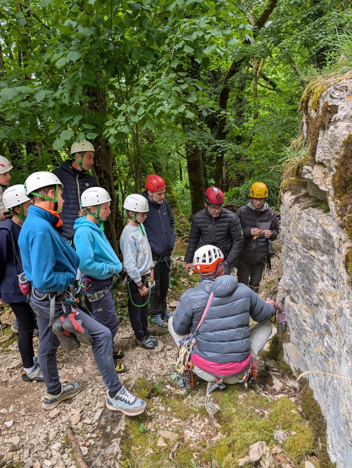 Stage d’escalade en extérieur, sur les falaises de Hauteroche en Bourgogne 🧗‍♀️✨
Merci à nos monite…