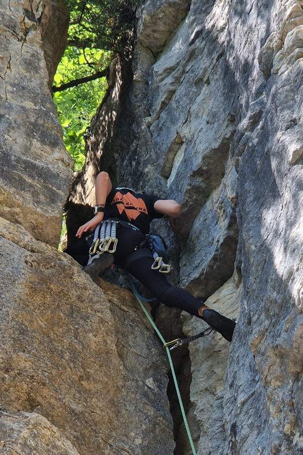 Photo d'une grimpeuse Adrénaline Escalade à Hauteroche en Bourgogne