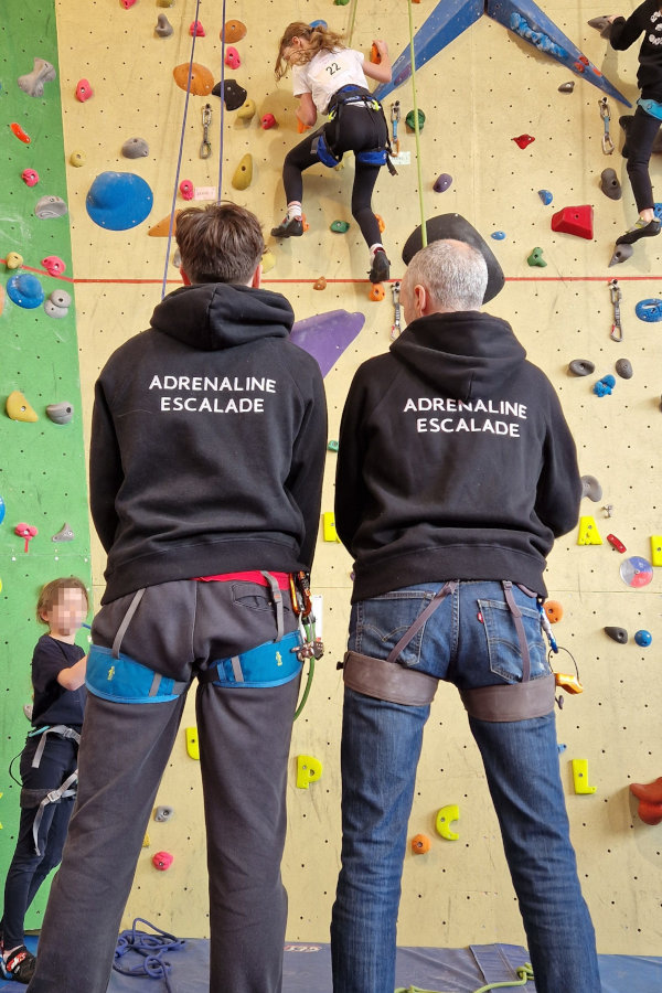 La Team Adrénaline Escalade en pull à capuche noir